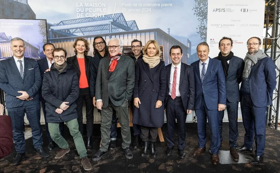 Alain Ducasse, de Ducasse Paris, con invitados en la colocación de la primera piedra de la Maison du Peuple de Clichy el 25 de enero de 2024