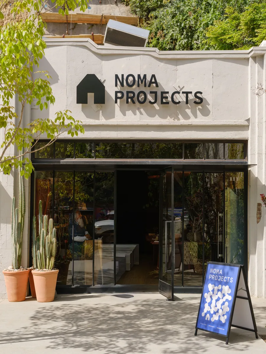 Entrada de la tienda de Noma Projects en Sunset Row, Silver Lake, Los Ángeles, con cactus en macetas de barro